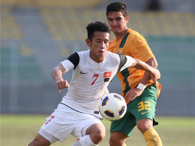 
	
	Hồng Duy (số 7) tuy chơi ở vị trí hậu vệ nhưng thường xuyên tham gia các tình huống dâng cao hỗ trợ tấn công của U19 Việt Nam. 